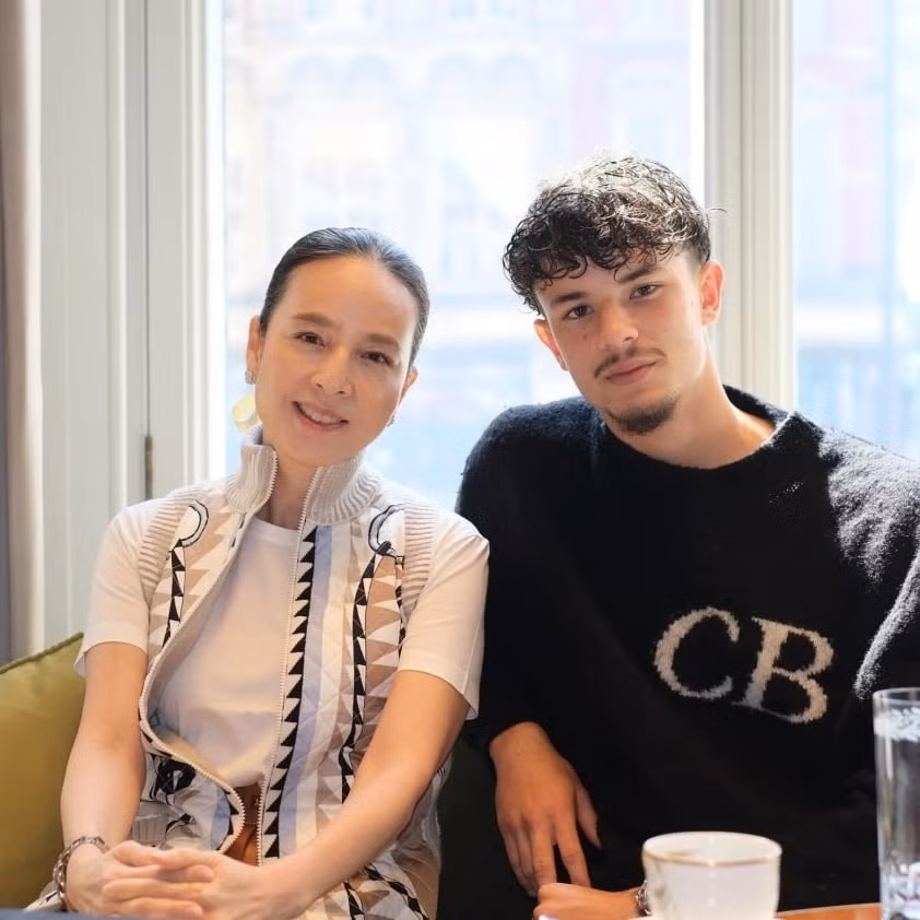 Tỷ phú Madam Pang gặp gỡ tiền đạo Jude Soonsup Bell tại Anh. Ảnh: Fanpage Madam Pang.