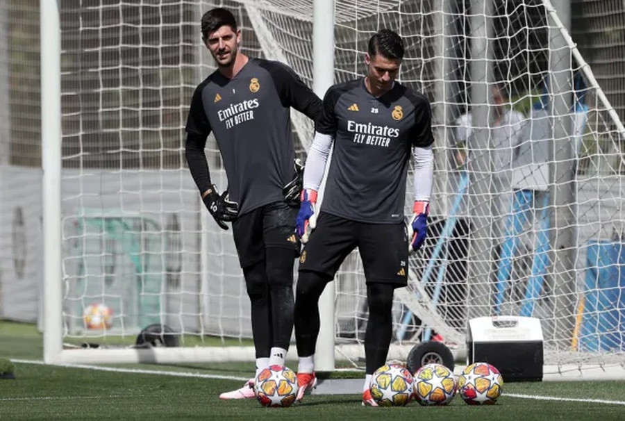 Thủ môn Andriy Lunin (phải) đang bị cúm, cơ hội bắt chính chung kết Champions League được trao cho Thibaut Courtois. Thủ môn Andriy Lunin (phải) đang bị cúm, cơ hội bắt chính chung kết Champions League được trao cho Thibaut Courtois.