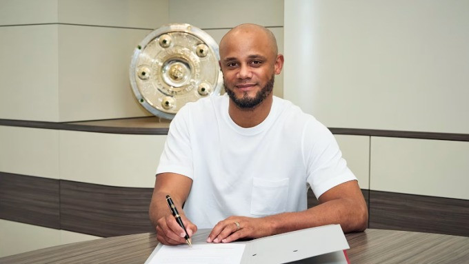 HLV Kompany ký hợp đồng với Bayern ngày 29/5. Ảnh: Bayern Munich. HLV Kompany ký hợp đồng với Bayern ngày 29/5. Ảnh: Bayern Munich.