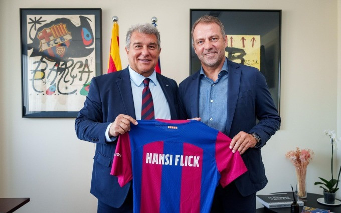 HLV Hansi Flick ra mắt cùng Chủ tịch Joan Laporta tại Barcelona ngày 29/5. Ảnh: FC Barcelona. HLV Hansi Flick ra mắt cùng Chủ tịch Joan Laporta tại Barcelona ngày 29/5. Ảnh: FC Barcelona.