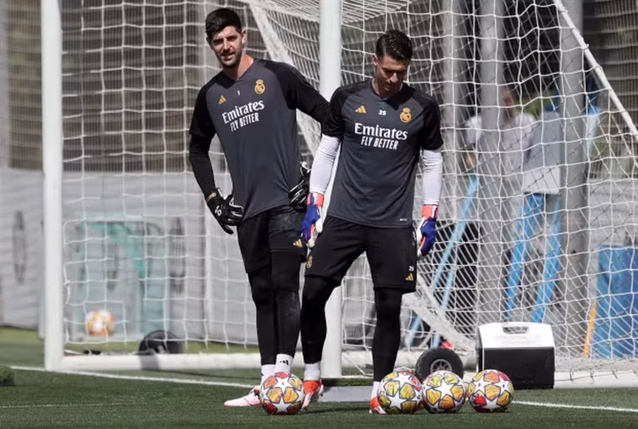 Thủ môn Andriy Lunin (phải) đang bị cúm, cơ hội bắt chính chung kết Champions League được trao cho Thibaut Courtois.