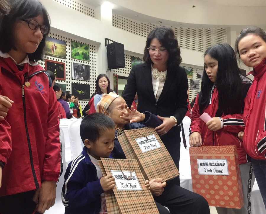 Cô Kim Anh và học sinh trao quà cho bệnh nhi