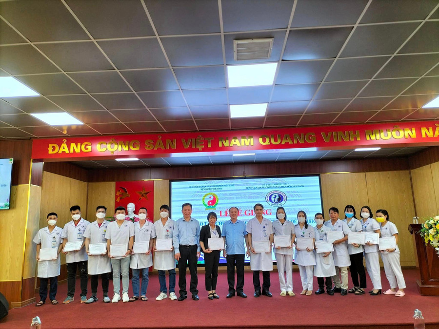 TS. Lê Mạnh Cường - Phó Giám đốc Học viện Y Dược học cổ truyền Việt Nam - Giám đốc Bệnh viện Tuệ Tĩnh; Ths. BSCKII. Đào Đình Quang – Giám đốc Bệnh viện Y Dược cổ truyền và Phục hồi chức năng tỉnh trao chứng chỉ cho các học viên là cán bộ bệnh viện.