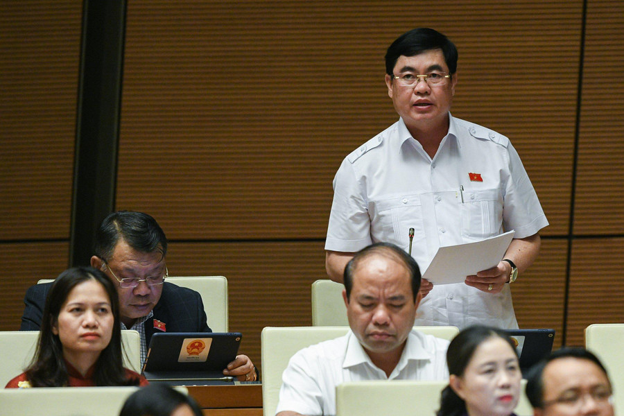 Đại biểu Trần Đình Văn đề nghị, dự án Luật sửa đổi cần có định nghĩa giải thích về khái niệm giá trị thị trường có quyền sử dụng đất làm căn cứ xây dựng. Đại biểu Trần Đình Văn đề nghị, dự án Luật sửa đổi cần có định nghĩa giải thích về khái niệm giá trị thị trường có quyền sử dụng đất làm căn cứ xây dựng.