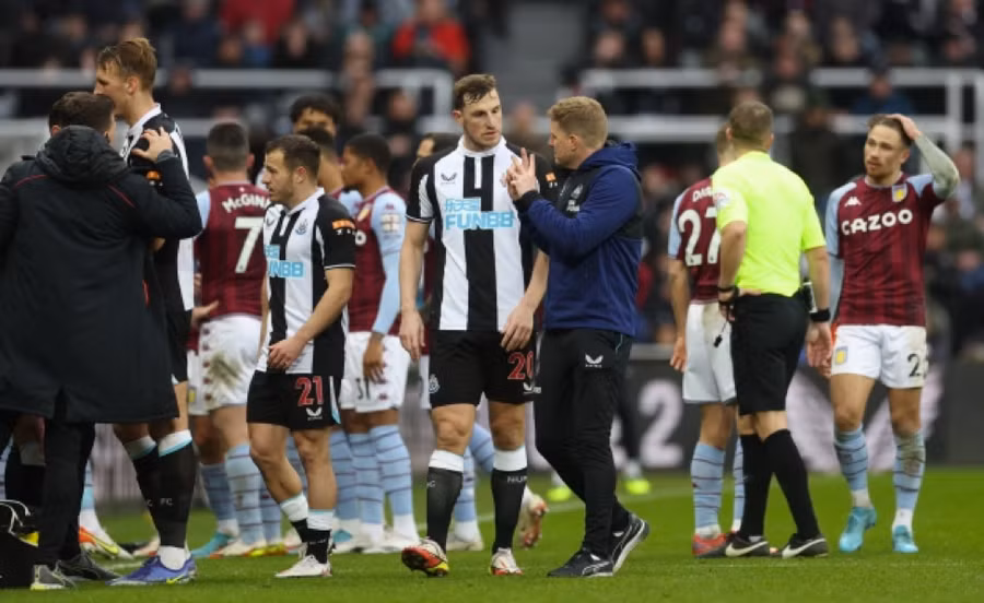 Sự cố y tế trên khán đài khiến trận Newcastle tiếp Aston Villa phải tạm dừng.