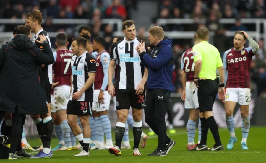 Sự cố y tế trên khán đài khiến trận Newcastle tiếp Aston Villa phải tạm dừng.