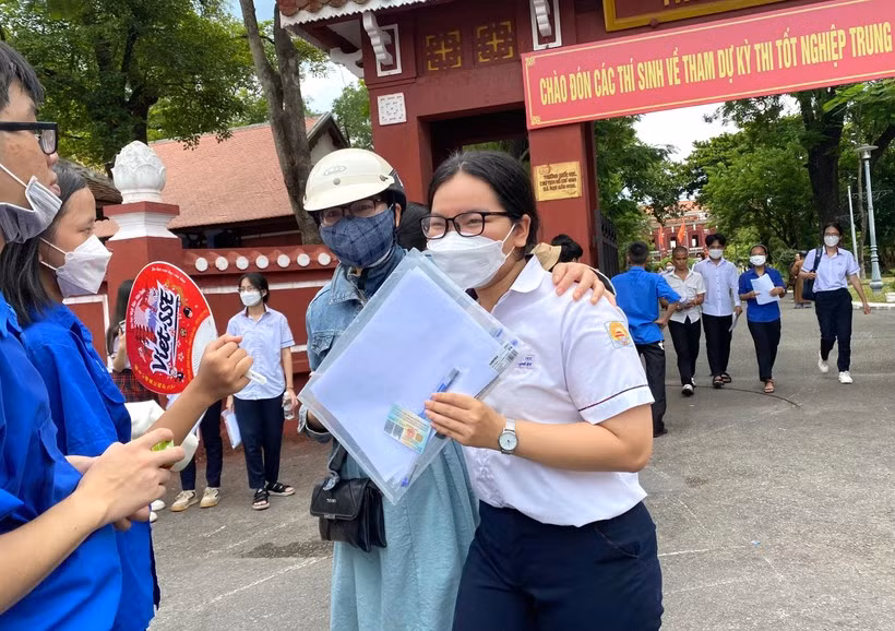 Các bậc phụ huynh đồng hành cùng các thí sinh trong Kỳ thi tốt nghiệp THPT năm 2022 tại tỉnh Thừa Thiên - Huế. (Ảnh: Hoàng Hải). Các bậc phụ huynh đồng hành cùng các thí sinh trong Kỳ thi tốt nghiệp THPT năm 2022 tại tỉnh Thừa Thiên - Huế. (Ảnh: Hoàng Hải).