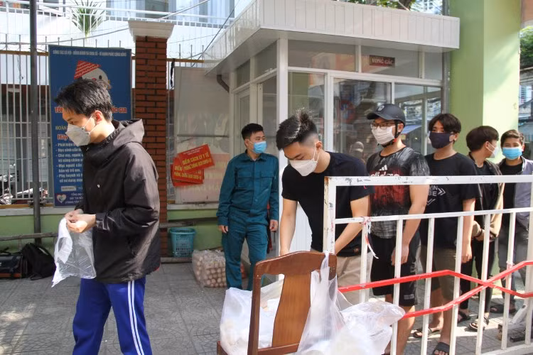 Sinh viên xếp hàng đi chợ 0 đồng.