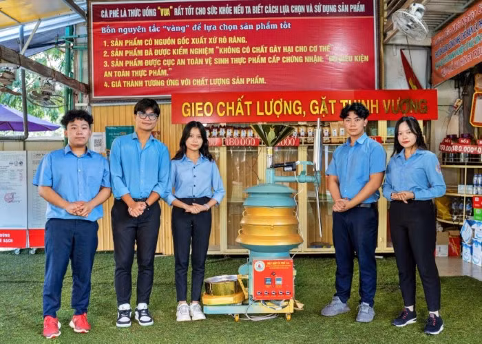 Nhóm học sinh Trường THPT chuyên Hùng Vương với dự án “SCF - Máy hấp cà phê”.