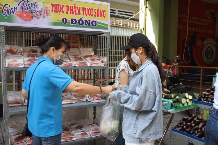 Các bạn sinh viên đang đi chợ tại phiên chợ 0 đồng.