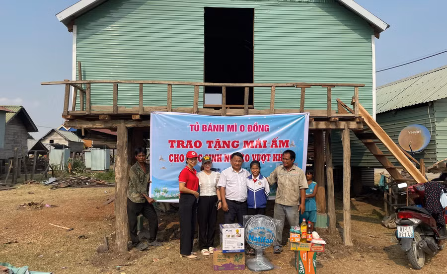 Thầy Vũ Văn Tùng (ở giữa) bàn giao mái ấm, vật dụng thiết yếu cho em Nay H’Lại và gia đình. Ảnh: Nhân vật cung cấp