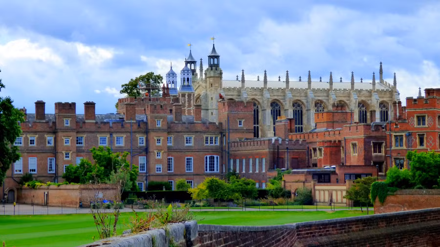 Trường tư thục Eton, Anh, sở hữu những thảm cỏ xanh.