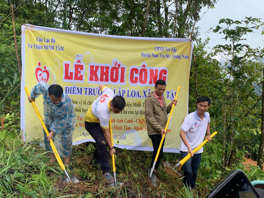 Lễ khởi công xây dựng điểm trường Lấp Loa, Trường PTDTBT Tiểu học Trà Tập (Nam Trà My, Quảng Nam) với kinh phí khoảng 1 tỷ đồng từ nguồn xã hội hóa. Ảnh: NTCC Lễ khởi công xây dựng điểm trường Lấp Loa, Trường PTDTBT Tiểu học Trà Tập (Nam Trà My, Quảng Nam) với kinh phí khoảng 1 tỷ đồng từ nguồn xã hội hóa. Ảnh: NTCC