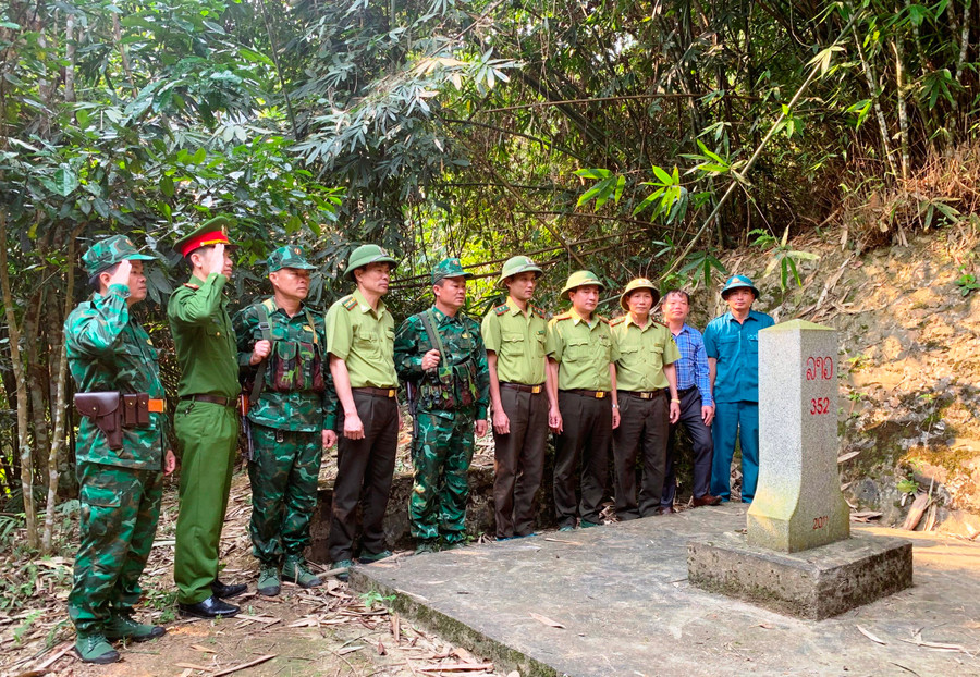 Lực lượng Kiểm lâm, Công an, Bộ đội Biên phòng... trước cột mốc biên giới mang số hiệu 352, tại khu vực bản Khẹo, xã Bát Mọt. Ảnh: KLCC.