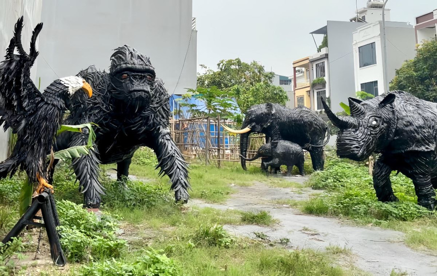 'Vườn thú lốp xe' nằm giữa lòng TP Hạ Long. 