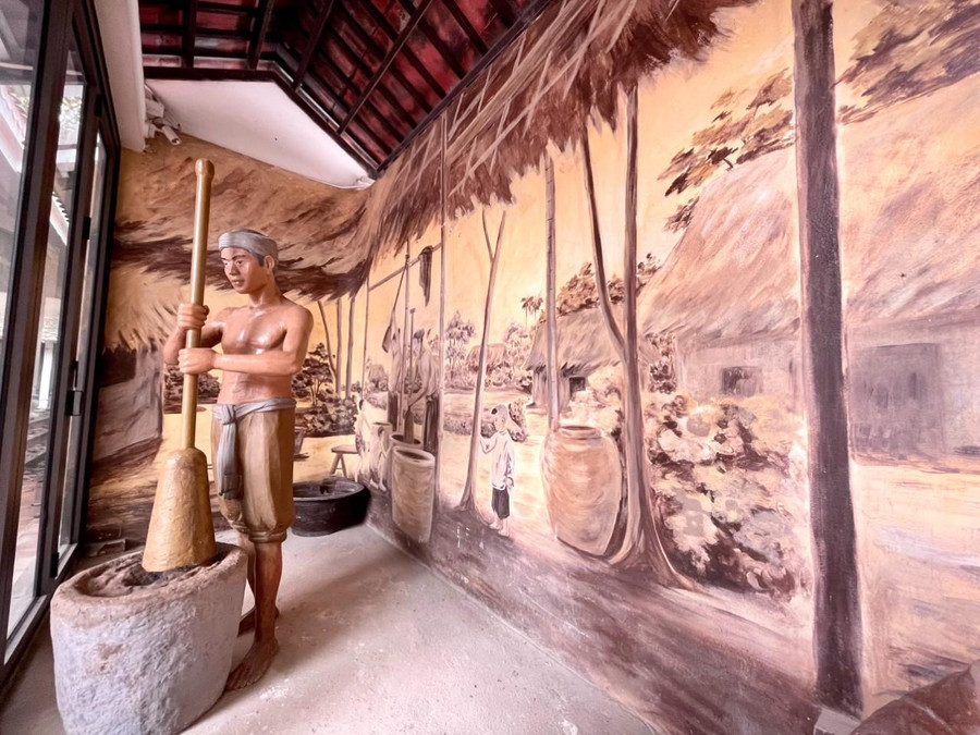 Tượng tái hiện cảnh thợ Yên Thái xưa giã vỏ dó.