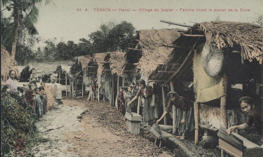 Dãy xưởng sản xuất, phụ nữ đang xeo và xếp giấy trong xưởng, 1885 - 1921.