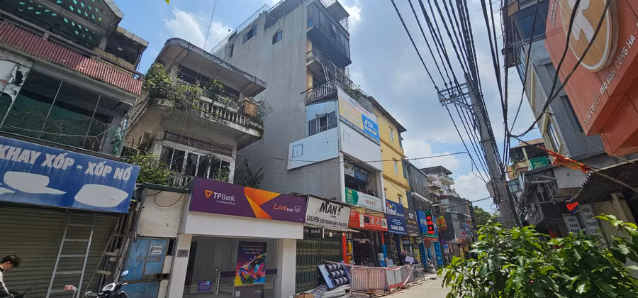 Khu vực nơi xảy ra vụ cháy nhà dân trên phố Định Công Hạ (Hà Nội). Khu vực nơi xảy ra vụ cháy nhà dân trên phố Định Công Hạ (Hà Nội).