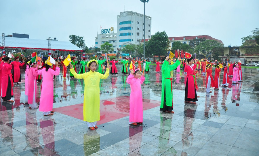 Tham gia điệu múa cổ giáo cờ, giáo quạt làng Giắng là các cô gái ở độ tuổi 15 - 18. Tham gia điệu múa cổ giáo cờ, giáo quạt làng Giắng là các cô gái ở độ tuổi 15 - 18.