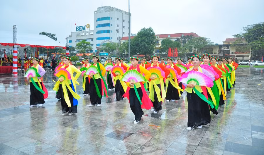 Một trong những làn điệu đẹp nhất của múa bát dật là múa tiên. 