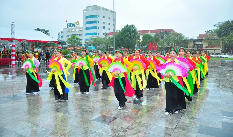 Một trong những làn điệu đẹp nhất của múa bát dật là múa tiên. 