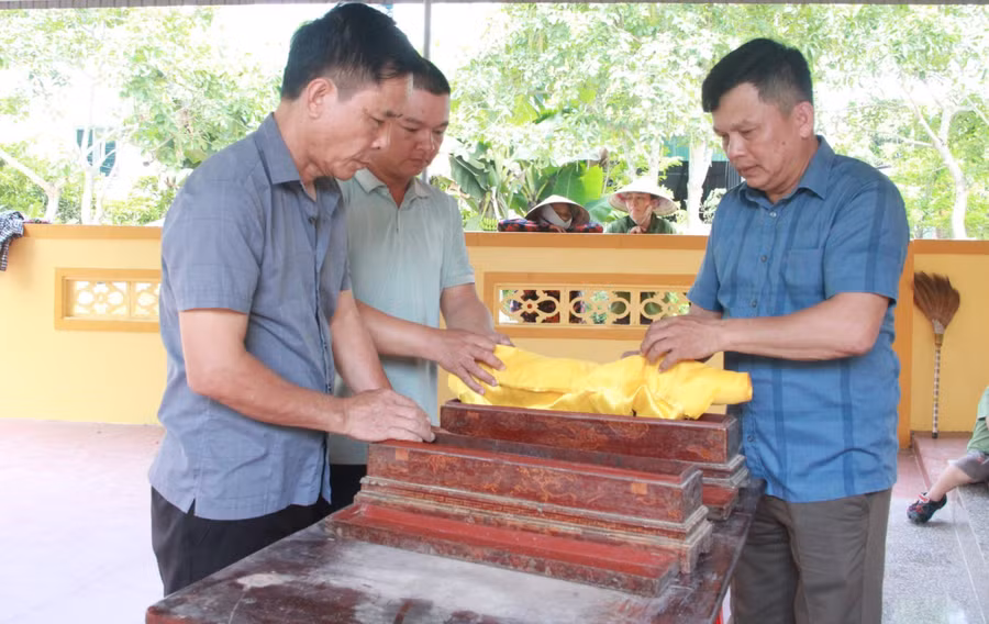 Các sắc phong được đựng trong hộp gỗ sơn son, thếp vàng. 