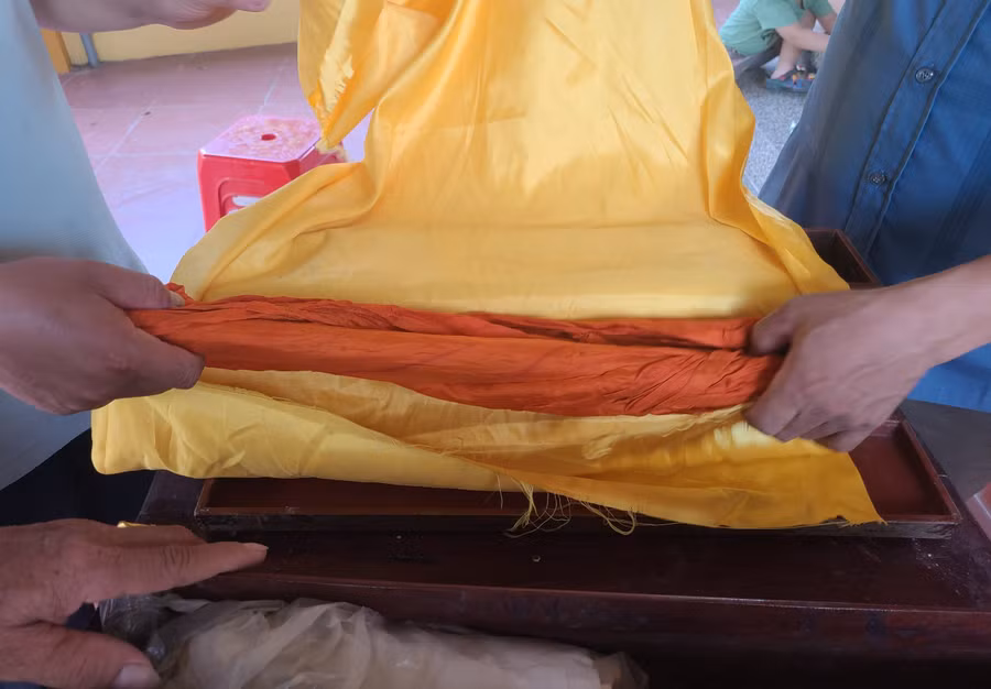 Phía ngoài ống nứa chứa sắc phong được bọc bằng các tấm vải lụa.