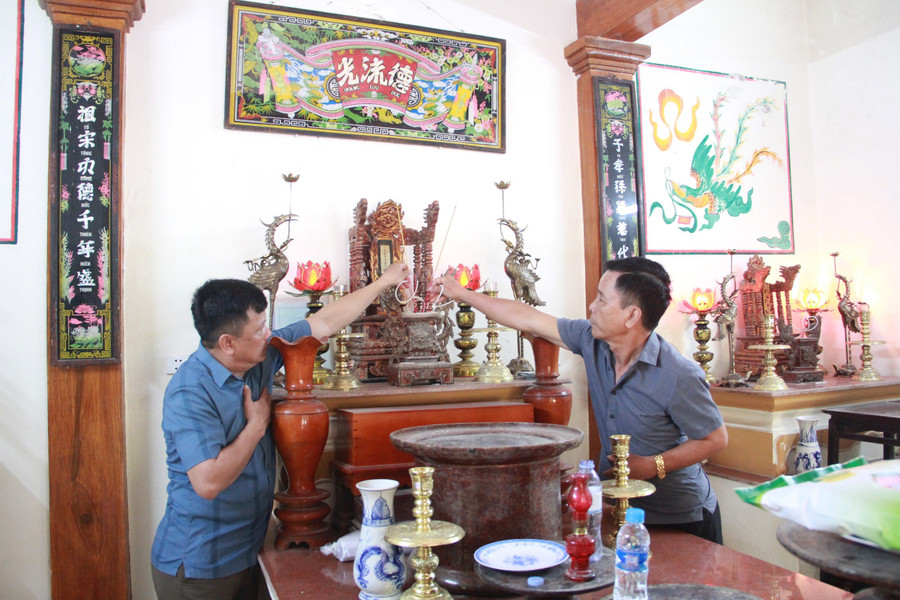 Mỗi lần mở các tráp gỗ, những người có chức sắc trong dòng họ Nguyễn Hữu phải thắp hương, khấn vái cẩn trọng.