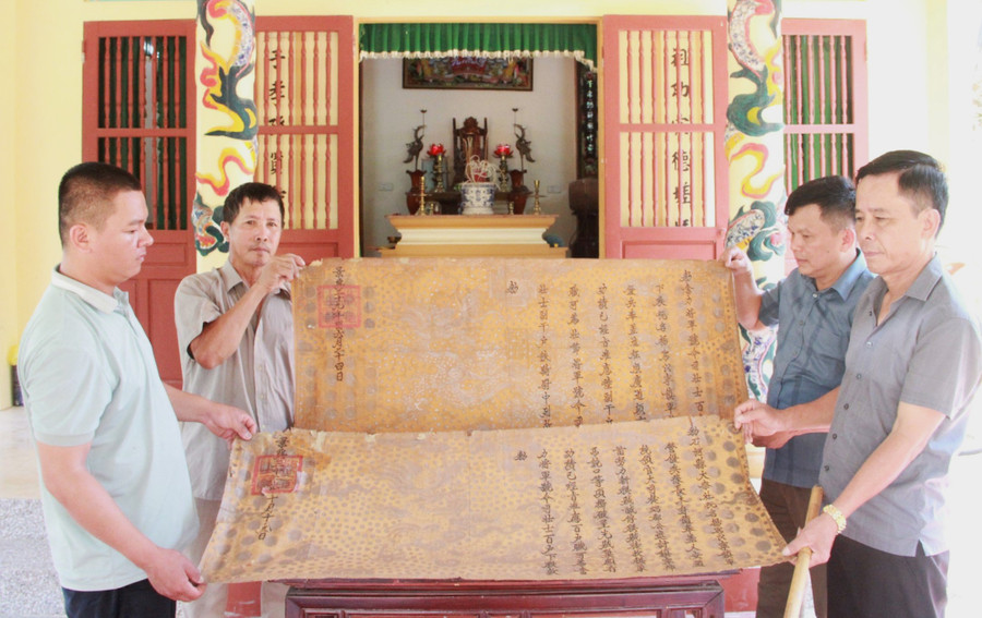 Các tấm sắc phong trải qua hàng trăm năm vẫn còn khá nguyên vẹn.