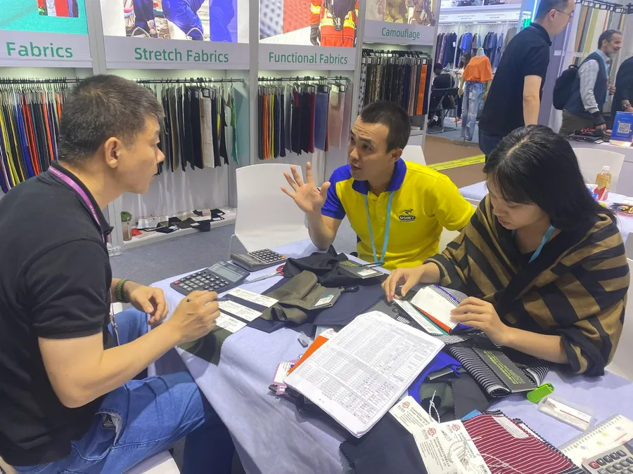 CEO Dony Phạm Quang Anh (ở giữa) làm việc với đối tác nước ngoài để tìm kiếm đơn hàng hồi tháng 5 vừa qua.