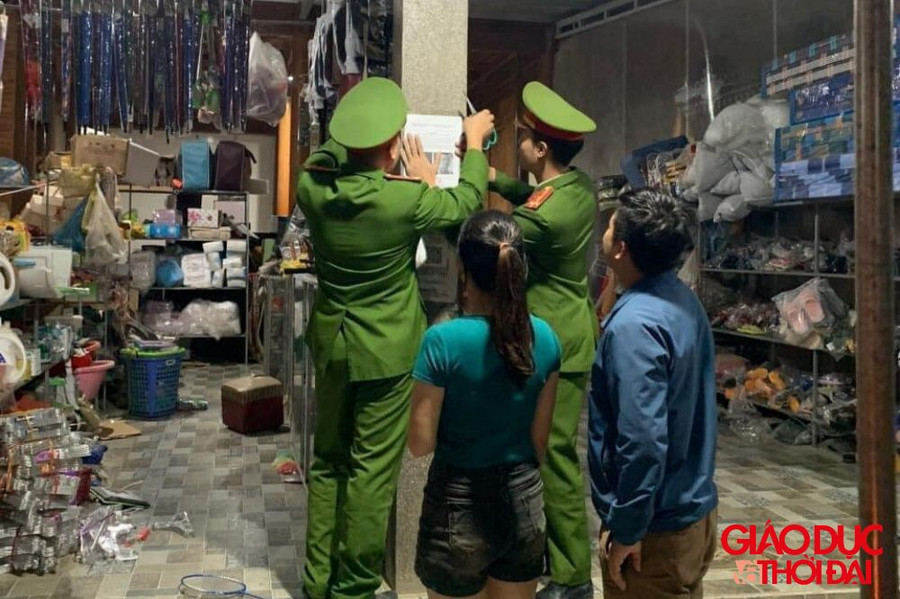 Các tờ rơi thông tin về 2 phạm nhân được dán nhiều trên các khu chợ, ki-ốt, cột điện, tường rào... để Nhân dân cảnh giác, tố giác. (Ảnh: CACC)