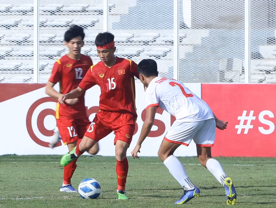 Tiền đạo Đình Bắc phải đeo băng quấn đầu trong trận thắng U19 Philippines 4-1. 