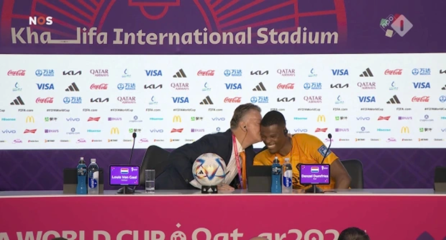 Louis Van Gaal đã hôn lên má trò cưng Denzel Dumfries. Louis Van Gaal đã hôn lên má trò cưng Denzel Dumfries.