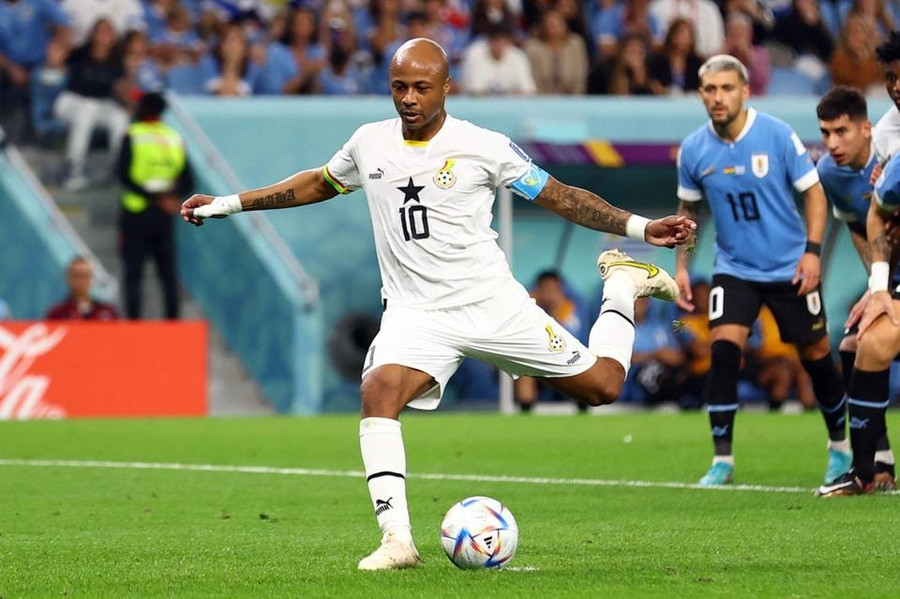 Tiền đạo Andre Ayew đá hỏng quả phạt đền trận Ghana thua Uruguay 0-2. Tiền đạo Andre Ayew đá hỏng quả phạt đền trận Ghana thua Uruguay 0-2.