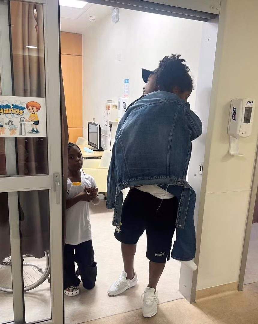 Andre Ayew đến bên con gái sau khi cô bé nhập viện vì bố đá hỏng 11m.