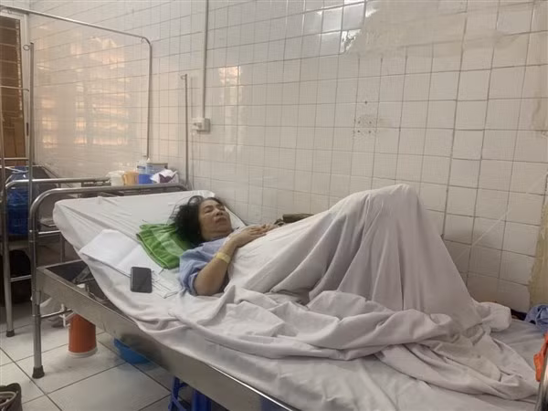 Bà Lê Thị Bích Dung cấp cứu tại Bệnh viện 103.