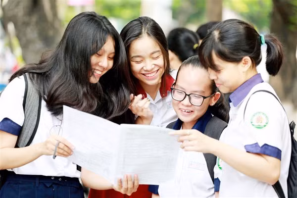 Học sinh cuối cấp tìm hiểu thông tin tuyển sinh của các trường để lựa chọn ngành nghề, tổ hợp xét tuyển. Ảnh minh họa