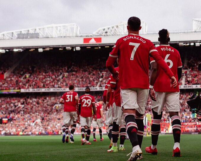 Ronaldo thừa nhận lo lắng khi chứng kiến sắc đỏ và sự cuồng nhiệt trên sân Old Trafford