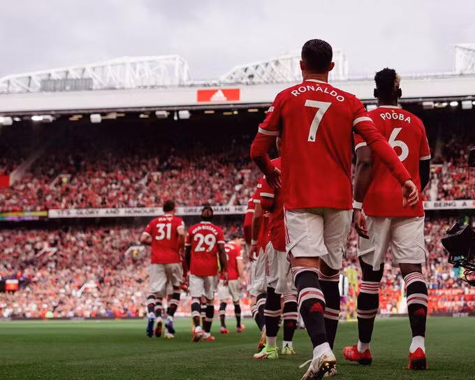Ronaldo thừa nhận lo lắng khi chứng kiến sắc đỏ và sự cuồng nhiệt trên sân Old Trafford