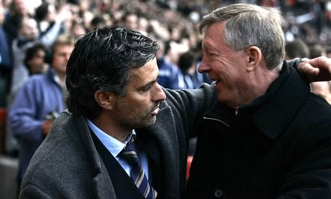 Mourinho (trái) trong quá khứ từng nhiều lần đối đầu với "Ông già gân" Sir Alex.