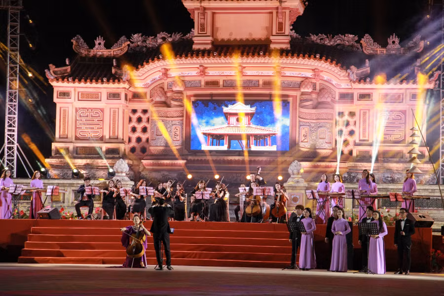 Mash-up: Lý mười thương - Biết đâu nguồn cội được thể hiện bởi Nghệ sĩ Cello Đinh Hoài Xuân và 44 nghệ sĩ dàn nhạc giao hưởng, dàn nhạc dân tộc Huế.