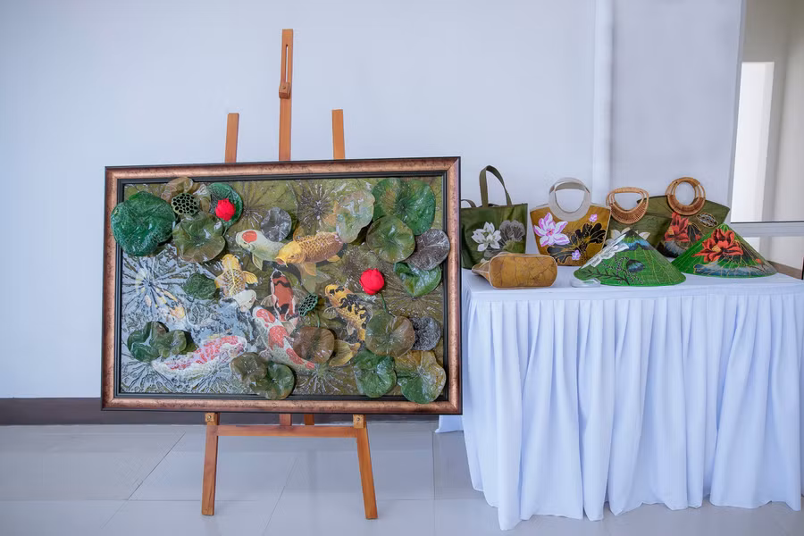 Nhiều sản phẩm với nhiều ý tưởng mới lạ được thiết kế và trưng bày tại triển lãm thiết kế sáng tạo thủ công (Ảnh: Đ.Hoàng).