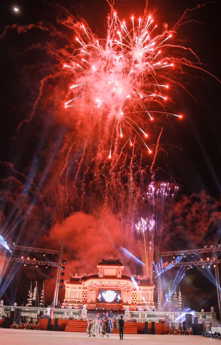 Pháo hoa khai mạc Festival nghề truyền thống Huế 2023. (Ảnh: Hoàng Hải).