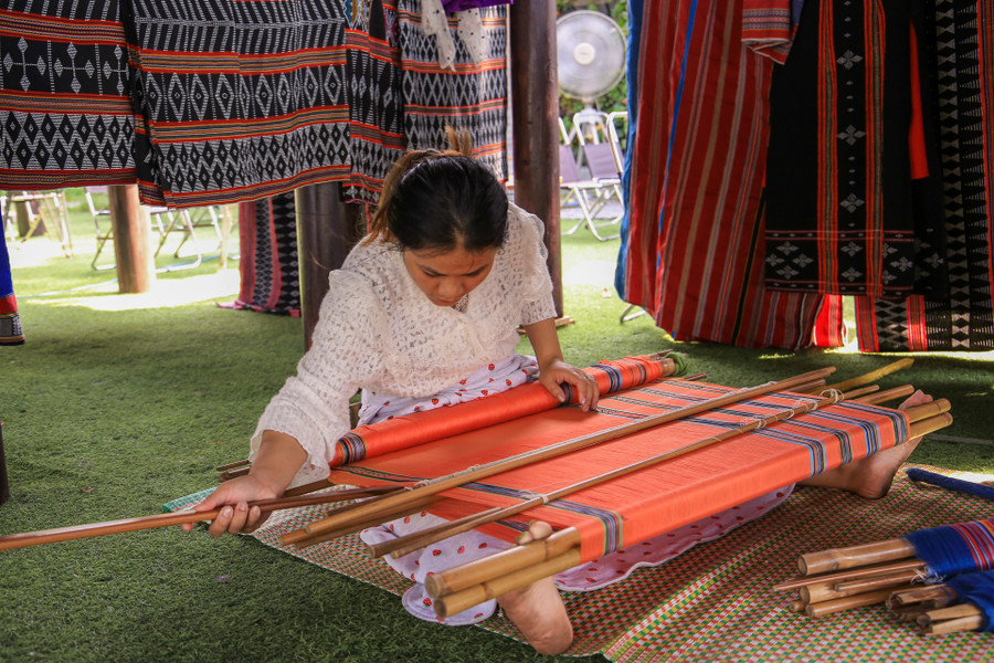 Nghệ nhân dệt vải thuộc Làng nghề dệt Zèng A Đớt, huyện A Lưới. Nghệ nhân dệt vải thuộc Làng nghề dệt Zèng A Đớt, huyện A Lưới.