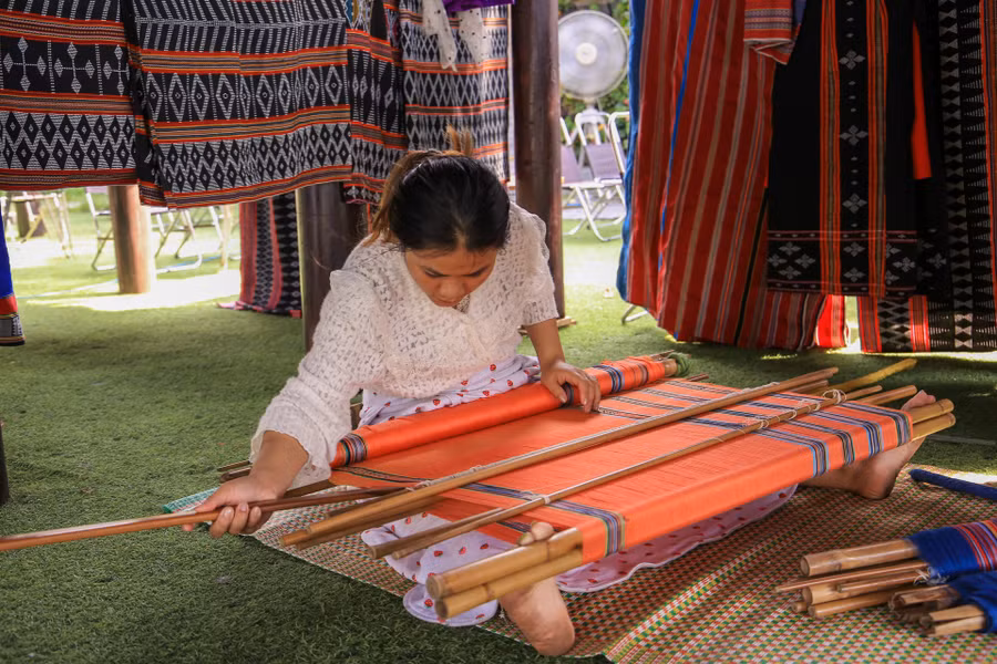 Nghệ nhân dệt vải thuộc Làng nghề dệt Zèng A Đớt, huyện A Lưới.