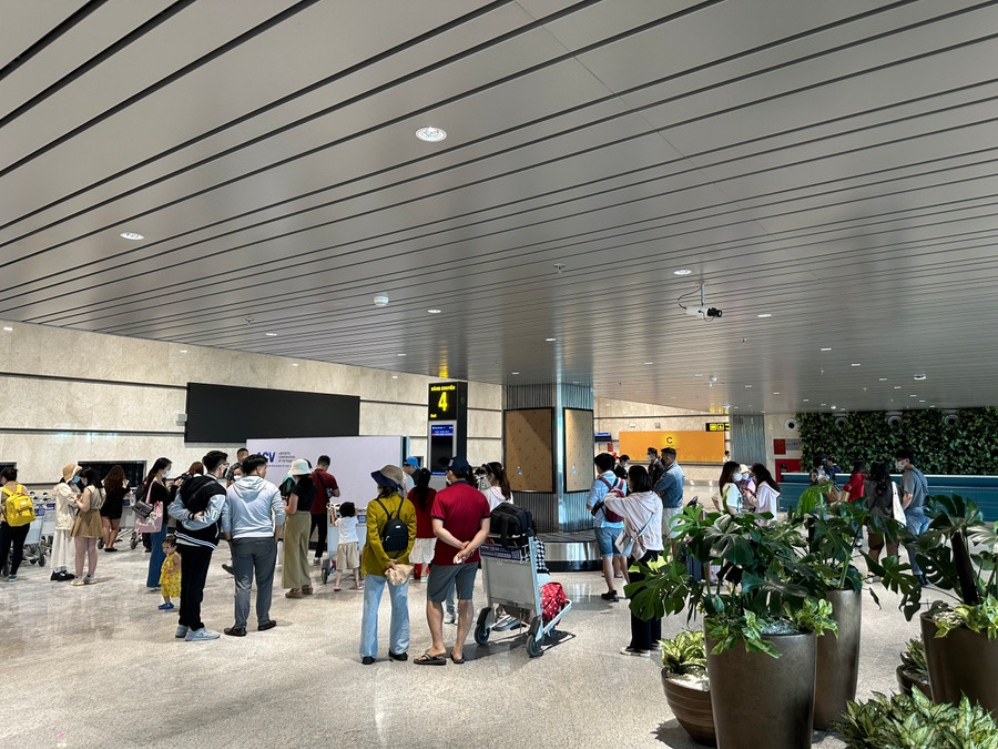 Hành khách làm thủ tục tại Nhà ga T2, Cảng hàng không Quốc tế Phú Bài. Hành khách làm thủ tục tại Nhà ga T2, Cảng hàng không Quốc tế Phú Bài.