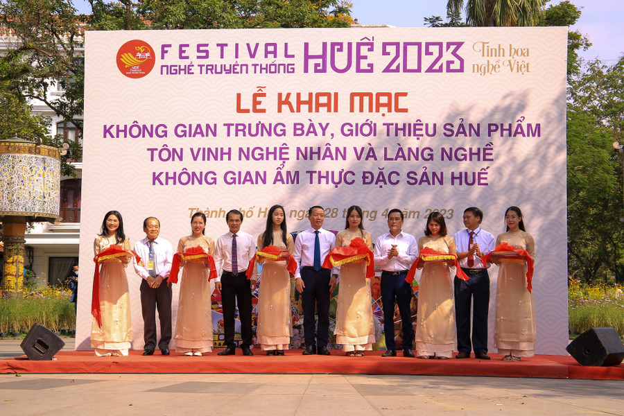 Các đại biểu, khách mời cắt băng khai mạc “Không gian trưng bày, giới thiệu sản phẩm, tôn vinh nghệ nhân và làng nghề”. Các đại biểu, khách mời cắt băng khai mạc “Không gian trưng bày, giới thiệu sản phẩm, tôn vinh nghệ nhân và làng nghề”.