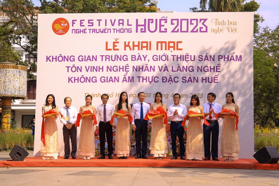 Các đại biểu, khách mời cắt băng khai mạc “Không gian trưng bày, giới thiệu sản phẩm, tôn vinh nghệ nhân và làng nghề”.