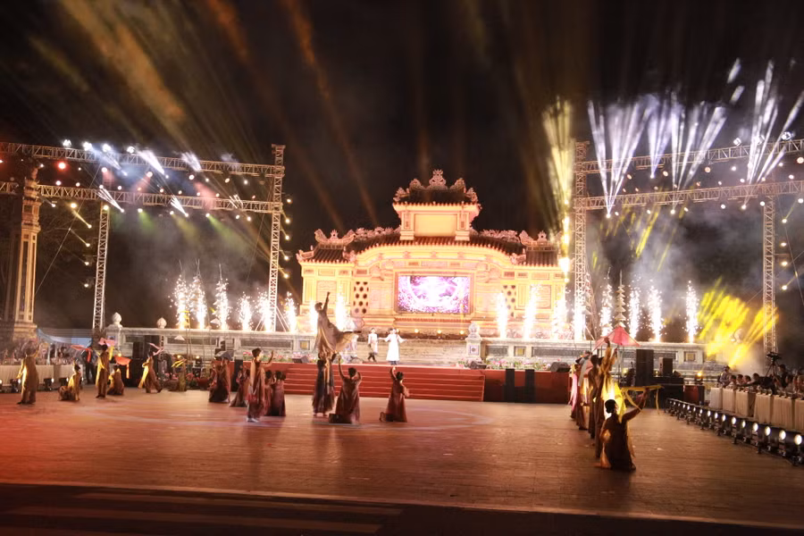 Tiết mục "Những bàn tay kỳ diệu" do ca sĩ Bảo Trâm và các diễn viên múa Huế thể hiện.