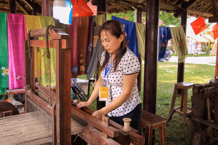 Nghệ nhân dệt của Làng nghề dệt Phùng Xá tại không gian trưng bày.